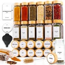 Pots à épices avec étiquettes pour une cuisine organisée